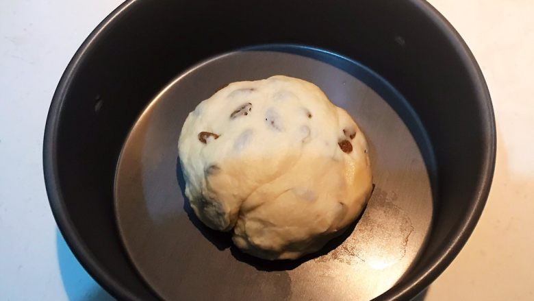 超软的葡萄干小餐包,盖上保鲜膜开始发面,大约60分钟后面团发至一倍大