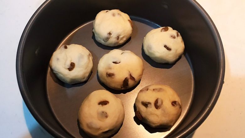 超软的葡萄干小餐包,把面团放入不粘模具中,继续二次饧发50分钟