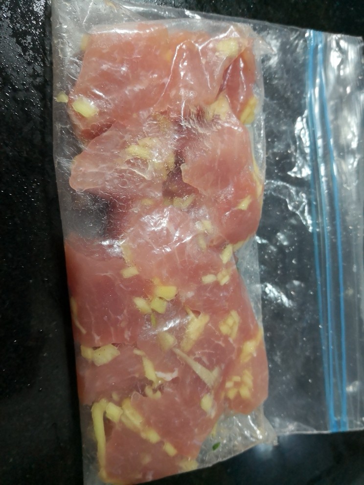 菠萝咕咾肉炒年糕,肉加姜末，<a style='color:red;display:inline-block;' href='/shicai/ 134296'>白胡椒粉</a>，<a style='color:red;display:inline-block;' href='/shicai/ 788'>生抽</a>，<a style='color:red;display:inline-block;' href='/shicai/ 718'>料酒</a>，一半盐，揉匀，放冰箱半小时。