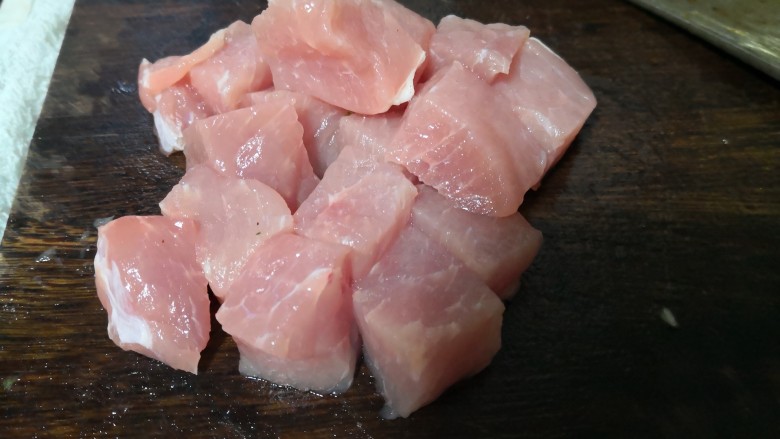 菠萝咕咾肉炒年糕,里脊肉洗净,切成2厘米左右的方块。