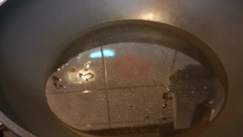 菠萝咕咾肉炒年糕,油烧至用筷子浸入,会冒密集的泡泡。