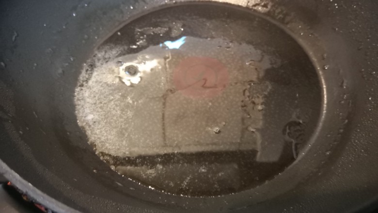 菠萝咕咾肉炒年糕,锅中留2汤匙左右的底油。