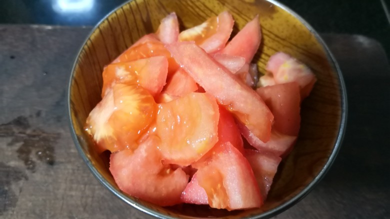 菠萝咕咾肉炒年糕,<a style='color:red;display:inline-block;' href='/shicai/ 59'>番茄</a>去皮切小块。