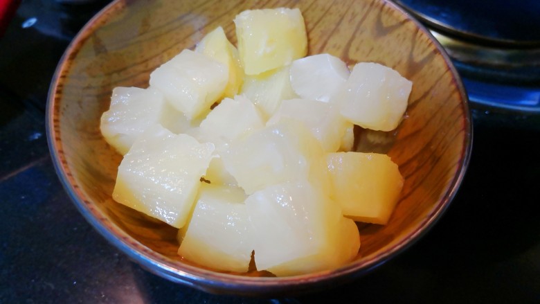 菠萝咕咾肉炒年糕,准备好菠萝块。