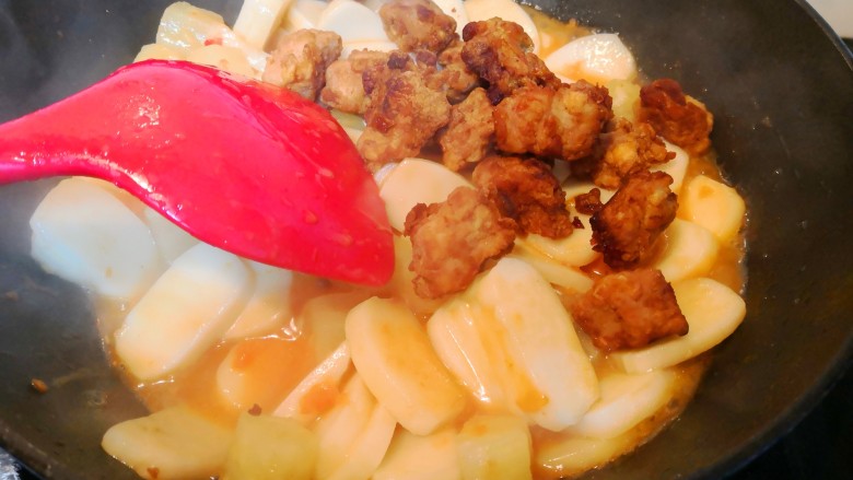 菠萝咕咾肉炒年糕,下肉块。