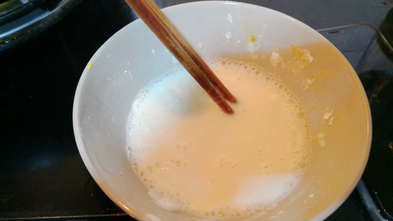 菠萝咕咾肉炒年糕,剩余的面粉加小半碗水搅匀,下锅中翻炒均匀,即可起锅。