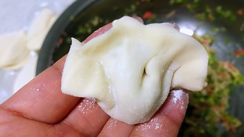 冬吃萝卜夏吃姜,不用医生开处方,胡萝卜白萝卜饺子吃起来,包好,放冰箱中冷冻,随吃随煮就很方便了。