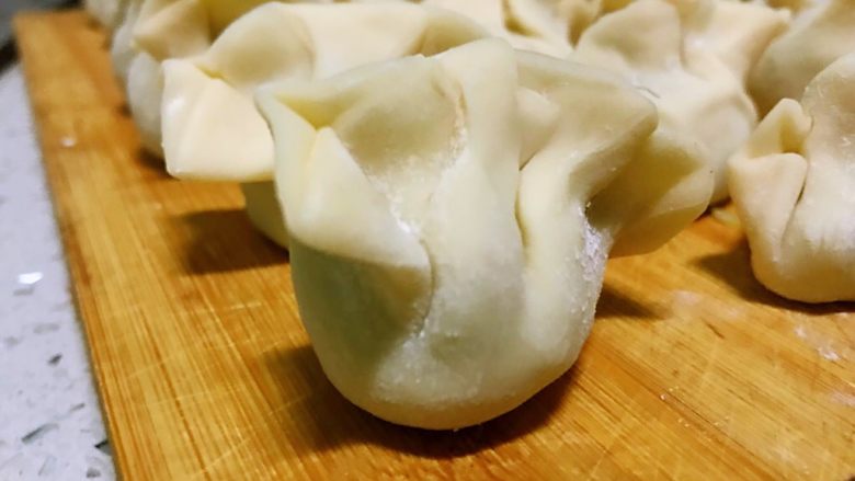冬吃萝卜夏吃姜,不用医生开处方,胡萝卜白萝卜饺子吃起来,包好的。