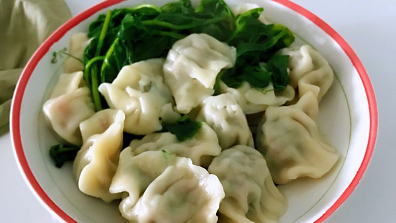 冬吃萝卜夏吃姜,不用医生开处方,胡萝卜白萝卜饺子吃起来,成品。