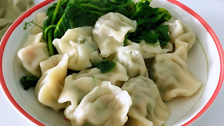 冬吃萝卜夏吃姜,不用医生开处方,胡萝卜白萝卜饺子吃起来,.周末或闲暇时间包饺子的好处就是为了平时的省事,冬天了拿来做早餐也是美美哒,配杯牛奶、水果、几个坚果,就是一百分的早餐了,分分钟搞定。