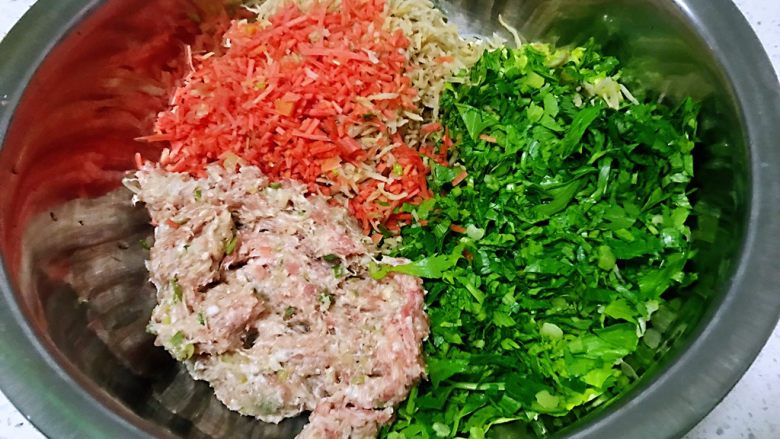 冬吃萝卜夏吃姜,不用医生开处方,胡萝卜白萝卜饺子吃起来,白萝卜丝先用温水浸泡半小时,切成丁,不必刻意用萝卜干,新鲜的萝卜一样,我是刚好手头有用上了,所有食材切丁,加盐和<a style='color:red;display:inline-block;' href='/shicai/ 744'>五香粉</a>搅拌均匀。看,彩虹颜色多美,食欲大开,心情舒畅。