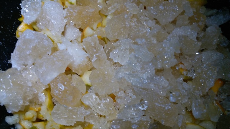 金桔果酱,表面铺上冰糖,覆盖保鲜膜腌制一夜。