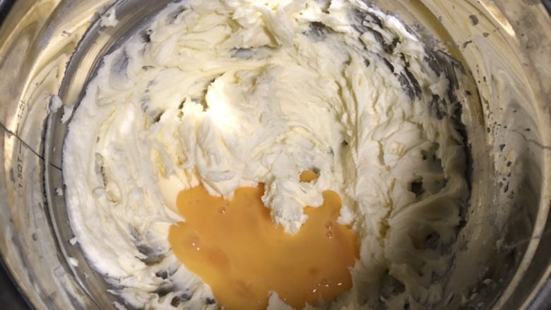 可爱KT小饼干,鸡蛋分三次加入黄油里,并搅打均匀