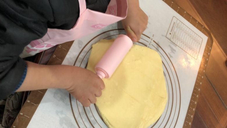 可爱KT小饼干,把面团放于揉面垫,擀成约0.3cm的面片,要是面团太软不好操作,可将面团冷藏一会。