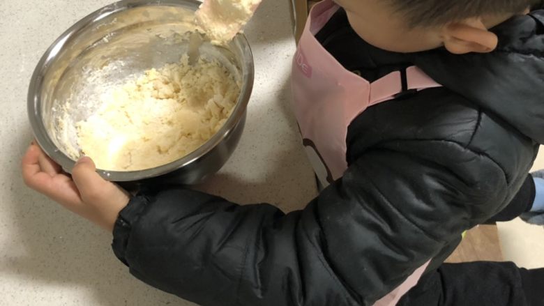 可爱KT小饼干,按压,再揉成光滑的面团,不用揉太久