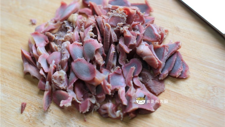 鸡胗拌黄瓜,捞出鸡胗,将鸡胗切片,备用。