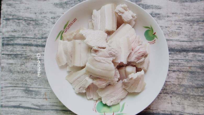 回锅肉,锅中倒水,将五花肉放入锅中,中火煮3分钟