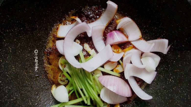 回锅肉,放入香芹段、洋葱块、蒜片