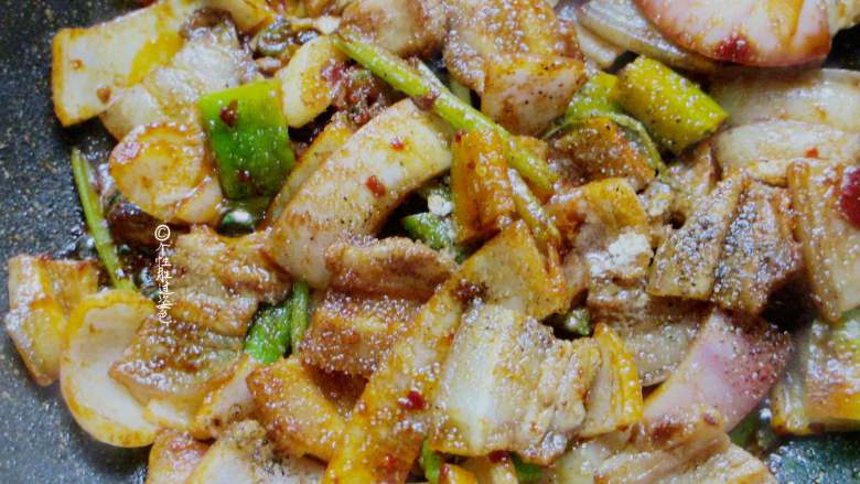 回锅肉,最后加入料酒、白糖、盐、生抽翻炒均匀即可食用