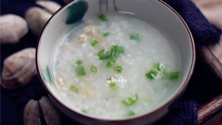 花蛤粥,盛入碗中，即可。