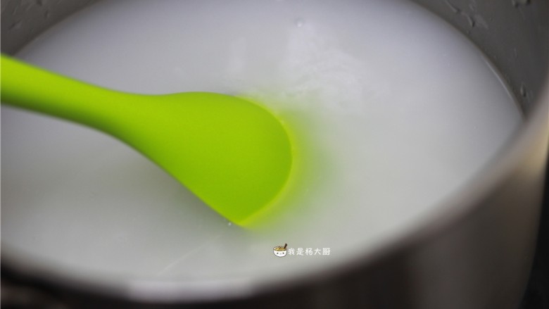 花蛤粥,煮白米粥(<a style='color:red;display:inline-block;' href='/shicai/ 492'>大米</a>加水,大火烧开,中小火煮30分钟)。