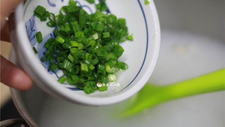 花蛤粥,放葱花,适量食盐、鸡粉、香油调味。