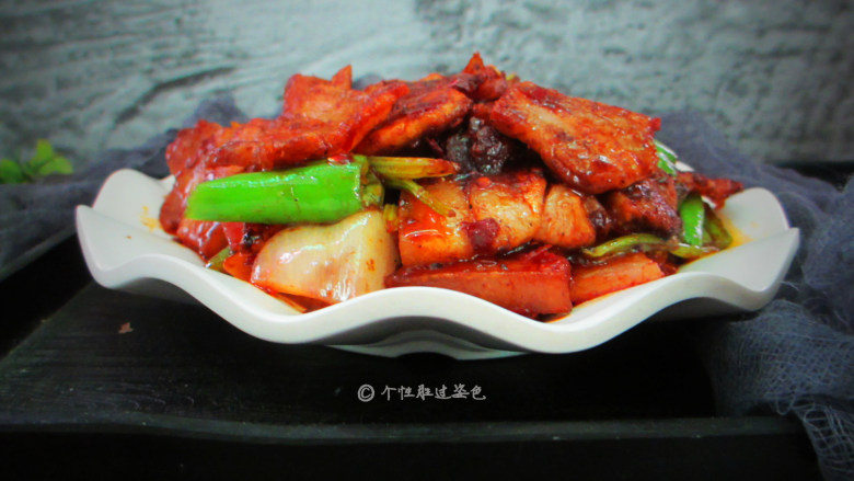 回锅肉,肉片微微带着郫县豆瓣酱的红与辣,很是美味