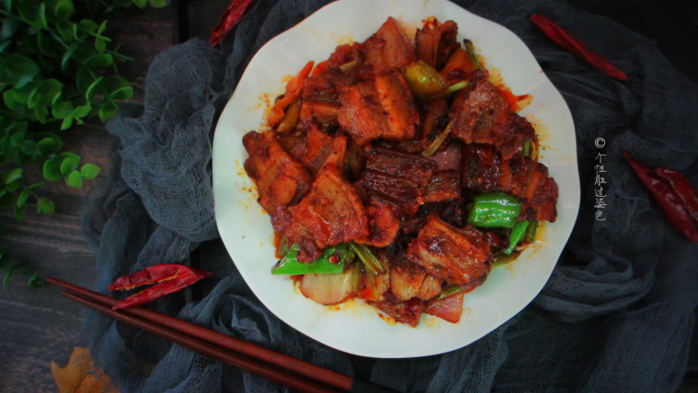 回锅肉,肉片焦香有嚼劲,青椒沾满酱汁也下饭。