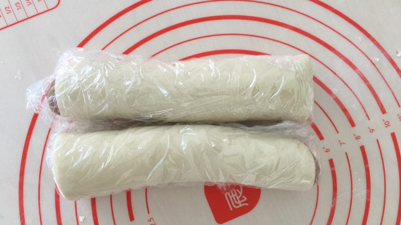 猫耳朵,包上保鲜膜,放冰箱冷藏80分钟左右。