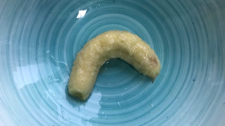 香蕉酱,烤好的香蕉稍微晾凉一下下,剥皮