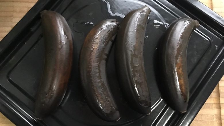 香蕉酱,一面烤黑了再反面,同样150°再烤10分钟