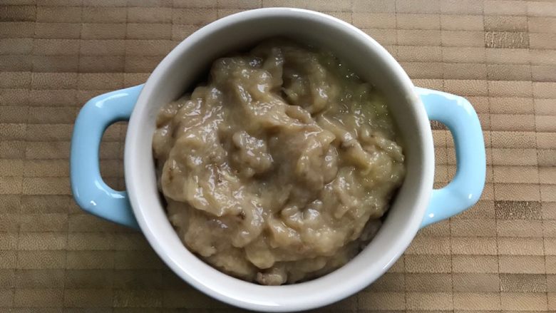 香蕉酱,搞定
要趁热吃哦!时间久了会氧化变色的!
