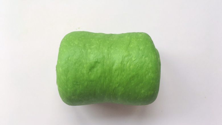 抹茶吐司,将面团从厚的一头卷起,另外一边擀薄卷起的时候能够很好的贴合在一起