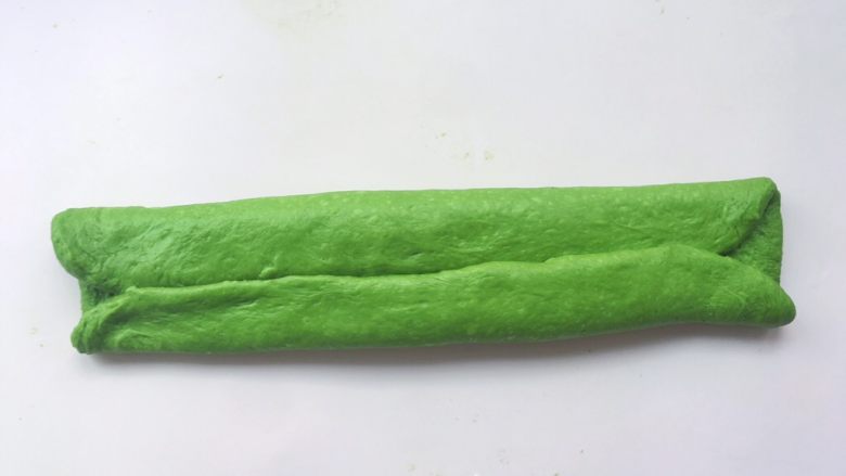 抹茶吐司,将两侧的面片向中间对折