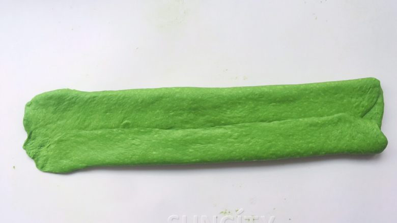 抹茶吐司,用擀面杖轻轻将面片宽一点,厚度均匀即可,其中一个边缘擀的薄一点