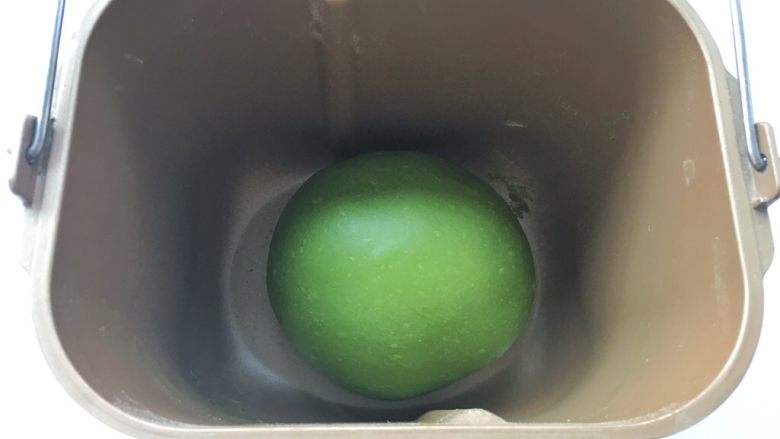 抹茶吐司,将面团揉光滑,放入面包机内,开启发酵程序将面团发酵至两倍大