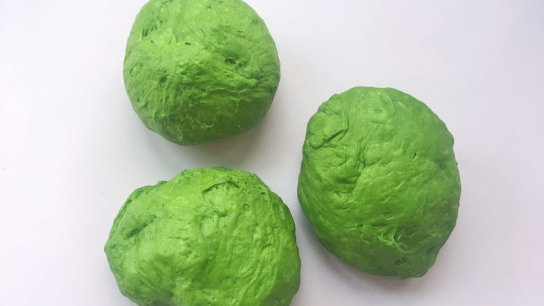 抹茶吐司,之后将面团均分成3等份
