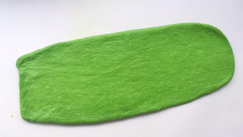 抹茶吐司,取一份松弛好的面团,用擀面杖尽量擀成长方形,松弛好的面团擀的时候会有轻微的回弹,如果面团在擀的时候回弹很大,证明面团没松弛到位