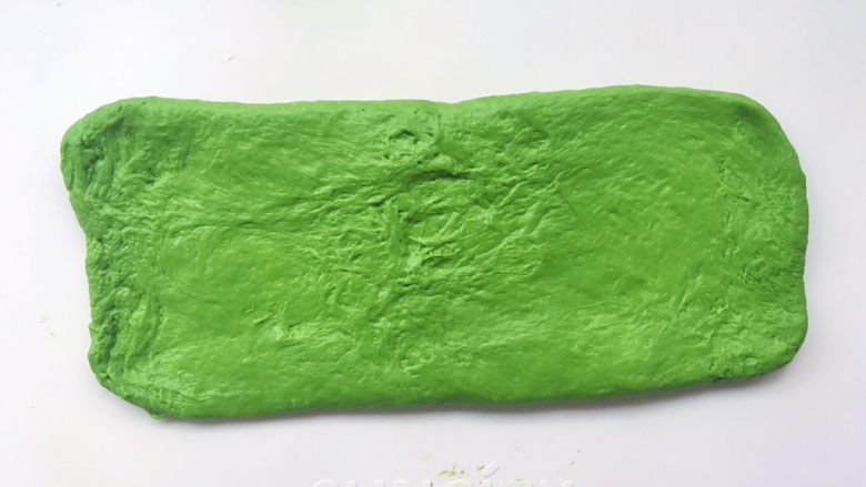 抹茶吐司,将擀好的面团翻个面,将光滑的一面朝下