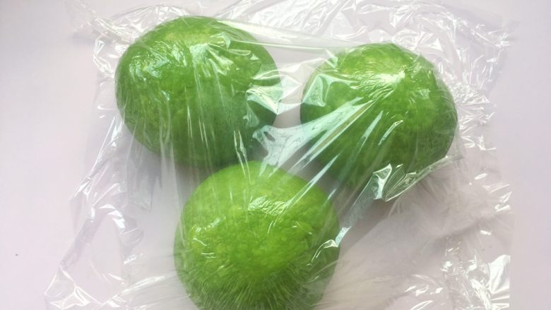 抹茶吐司,将每一份面团揉至表面光滑,盖保鲜膜松弛15分钟