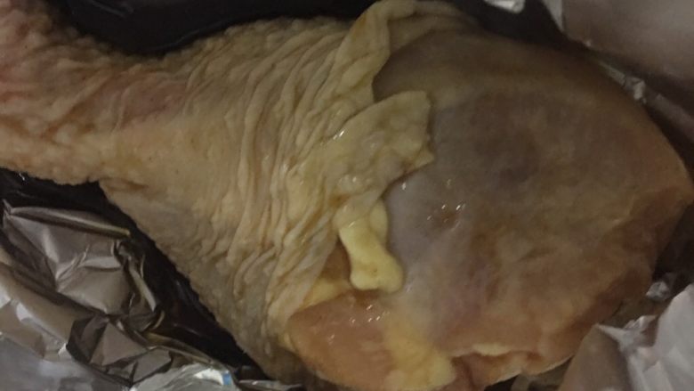 蜜汁烤鸡腿,3️⃣ 鸡腿腌制完毕裹上一张锡纸,倒入腌制的酱汁,烤箱事先210°C预热10分钟。