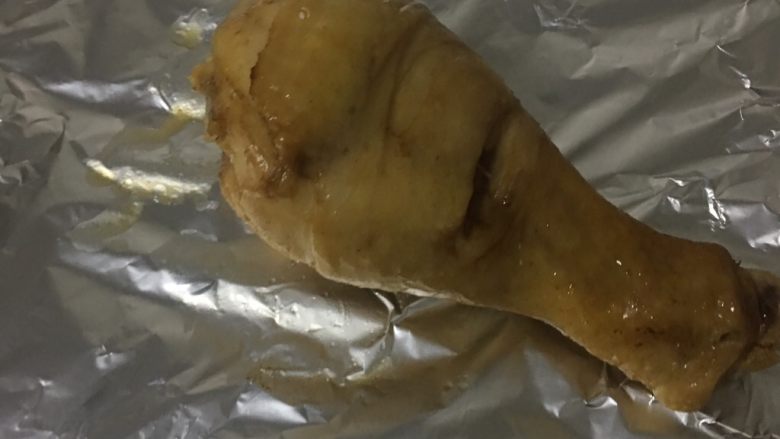 蜜汁烤鸡腿,5️⃣ 烤好拿出,重新放上一张锡纸,鸡腿表面刷上一层蜂蜜,入烤箱200°C再烤5分钟上色。