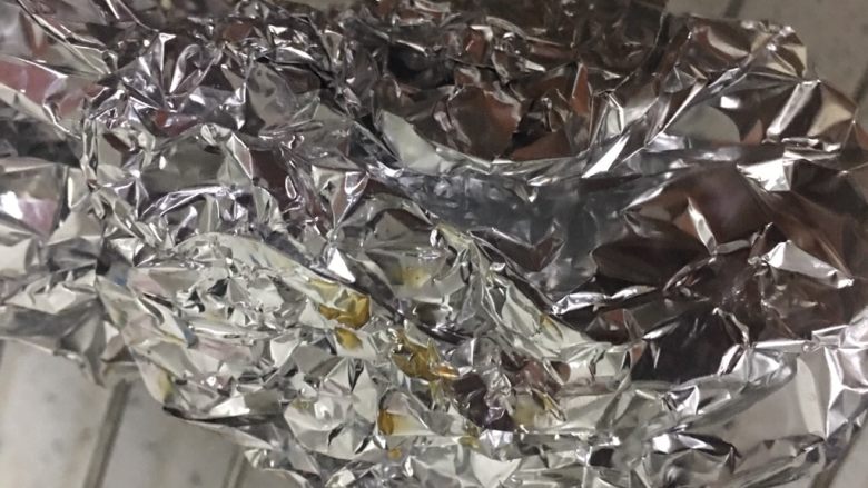 蜜汁烤鸡腿,4️⃣ 锡纸整个包好,放入烤箱中上下火210°C烤30-40分钟。