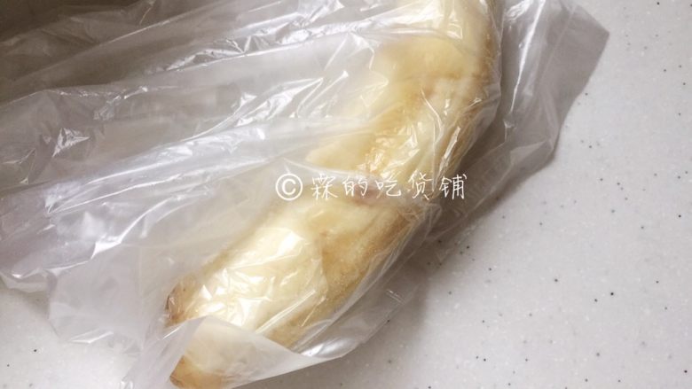 香蕉葡萄干麦芬,香蕉剥去外皮,放入保鲜袋中