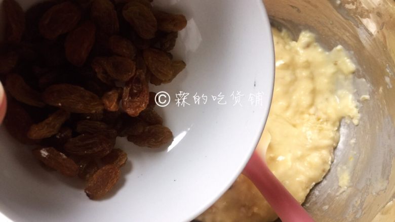 香蕉葡萄干麦芬,最后倒入<a style='color:red;display:inline-block;' href='/shicai/ 603'>葡萄干</a>,再次拌匀