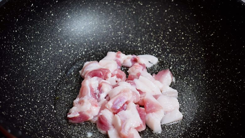 干煸菜花,锅中倒入适量的食用油烧热,放入猪肉翻炒至变色变白