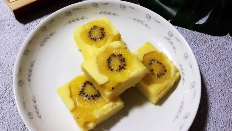 酸奶猕猴桃蒸蛋糕,出锅晾凉,切成想要的形状摆盘