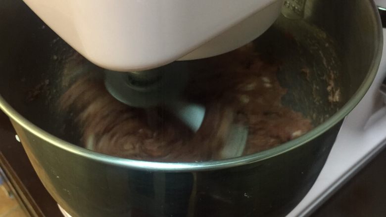 蜜汁猪肉脯,厨师机搅拌8分钟(手动搅拌的话就一直朝一个方向直到搅上劲)