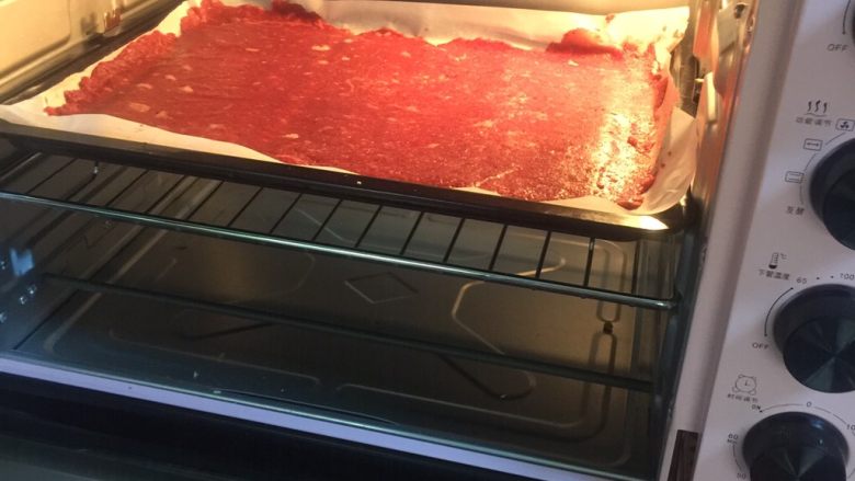 蜜汁猪肉脯,烤箱预热,上下火185度20分钟