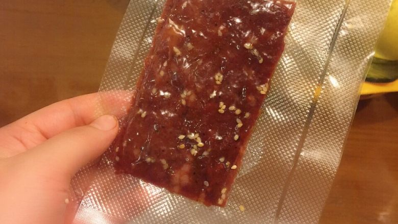 蜜汁猪肉脯,烤好掉边角,准确来说是吃掉边角,😄因为我是送人,烤好抽真空放冰箱可以保存20天。不真空也可以用密封盒。
